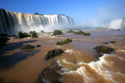 自然之美:巴西伊瓜蘇大瀑布圖片